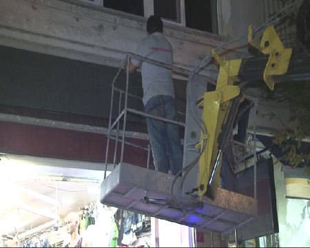 Beyoğlu'nda Gece Yarısı Led Işıklı Tabela Operasyonu