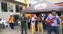 Era como yo de Diomedes Díaz la canta patrullero de la Policía Nacional