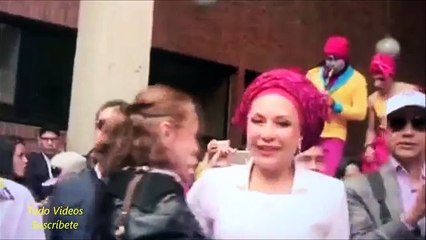 Rafael Santos cantando a Piedad Cordoba a la Presidencia