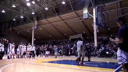 Stephen Curry réussit un 23 sur 25 à 3-points en une minute