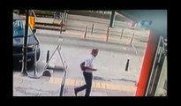 İstanbul'da tramvay çarptığı kadını metrelerce sürükledi