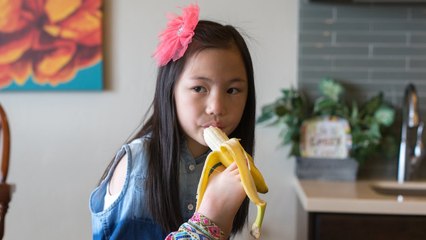 Incredible Seven-Year-Old Uses Her Feet As Hands