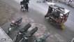اس ویڈیو میں دیکھیں کیسے پلک چھپکتے ہی یہ شحص موٹر سائیکل چوری کر کے فرار ہو گیا۔ ویڈیو: سہیل بٹ۔ لاہور