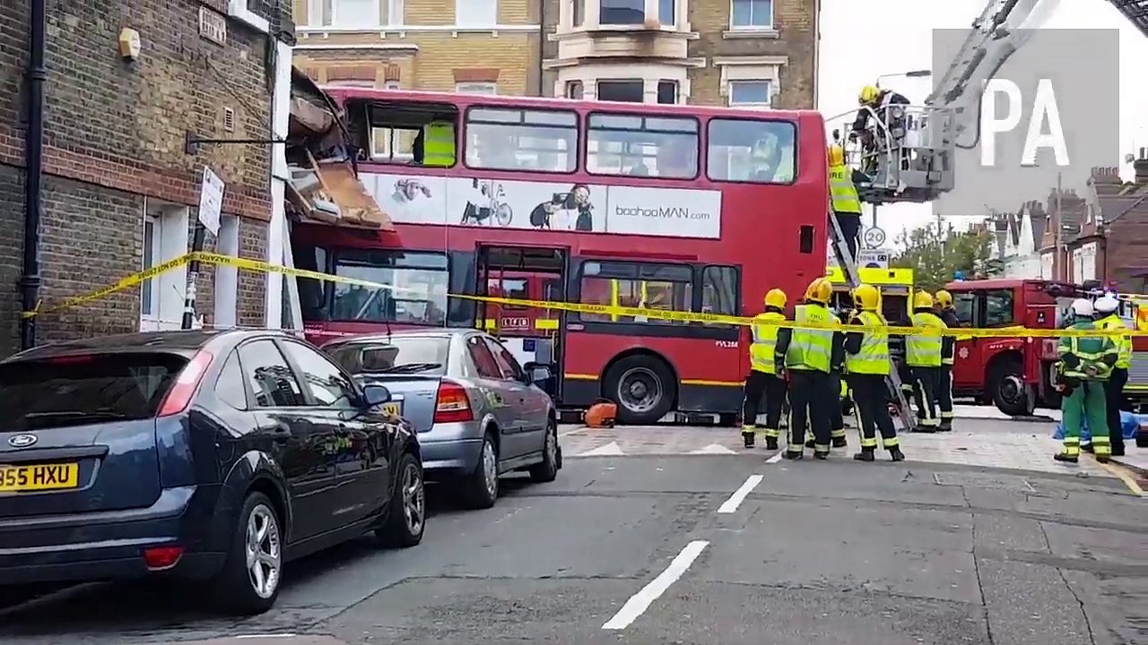 Un bus à impériale s'encastre dans un magasin à Londres: des blessés