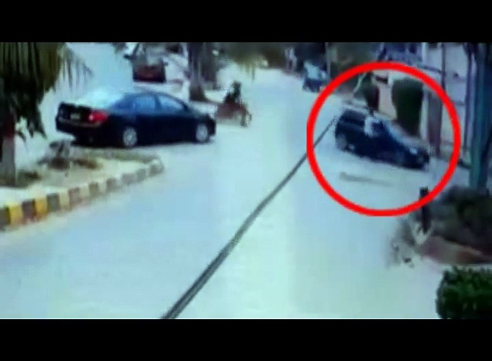 ویڈیو میں دیکھیں ڈاکوؤں نے دن دیہاڑے اس لڑکے کے ساتھ نہ صرف ڈکیتی کی واردات کی بلکہ سرعام فائرنگ کر کے زخمی بھی کر دیا۔