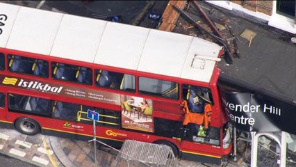 Video herunterladen: Ônibus colide contra prédio em Londres e deixa mais de dez feridos