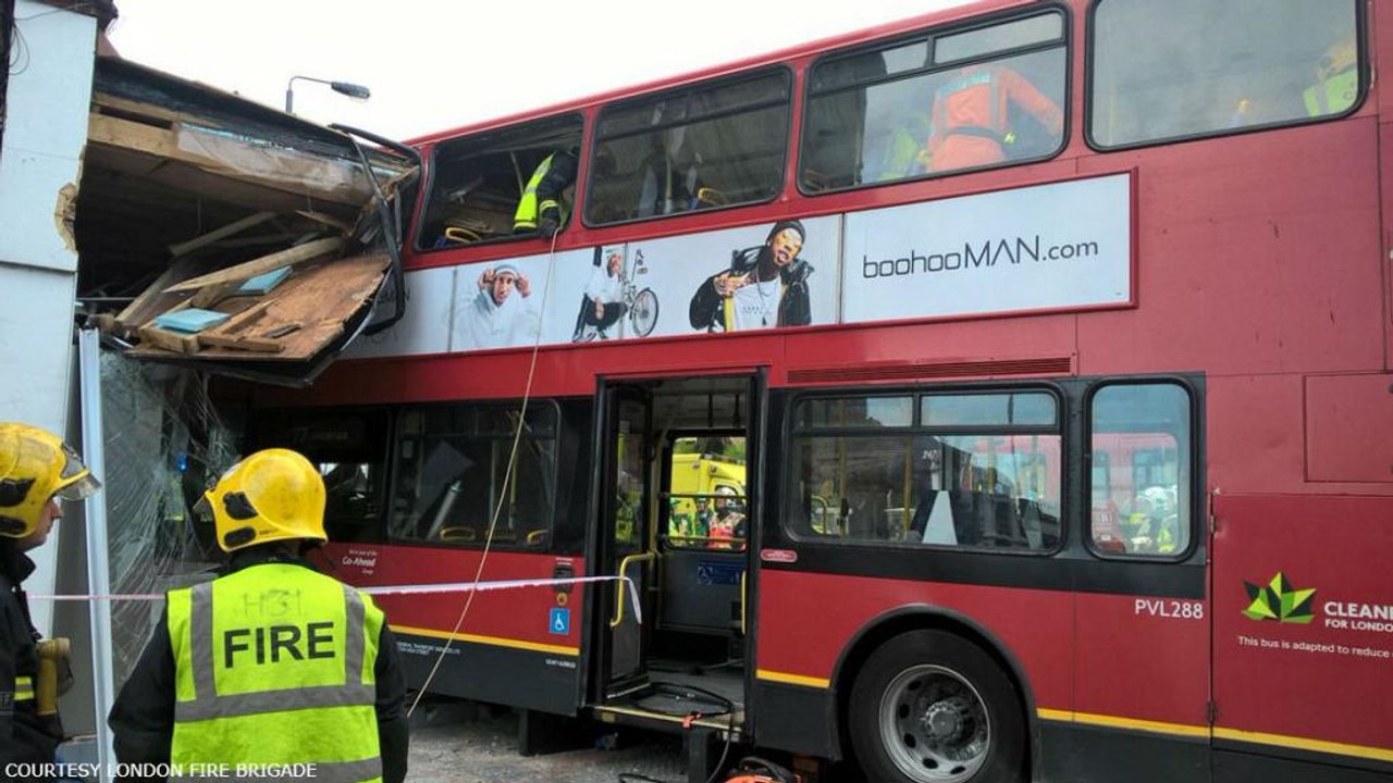 Spektakulär: Doppeldecker kracht in Gebäude