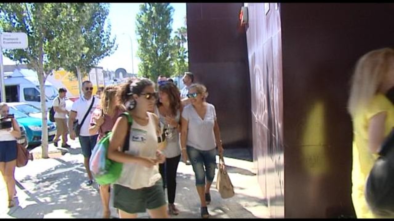 La asamblea que tiene que decidir si continua la huelga en El Prat se inicia con puntualidad