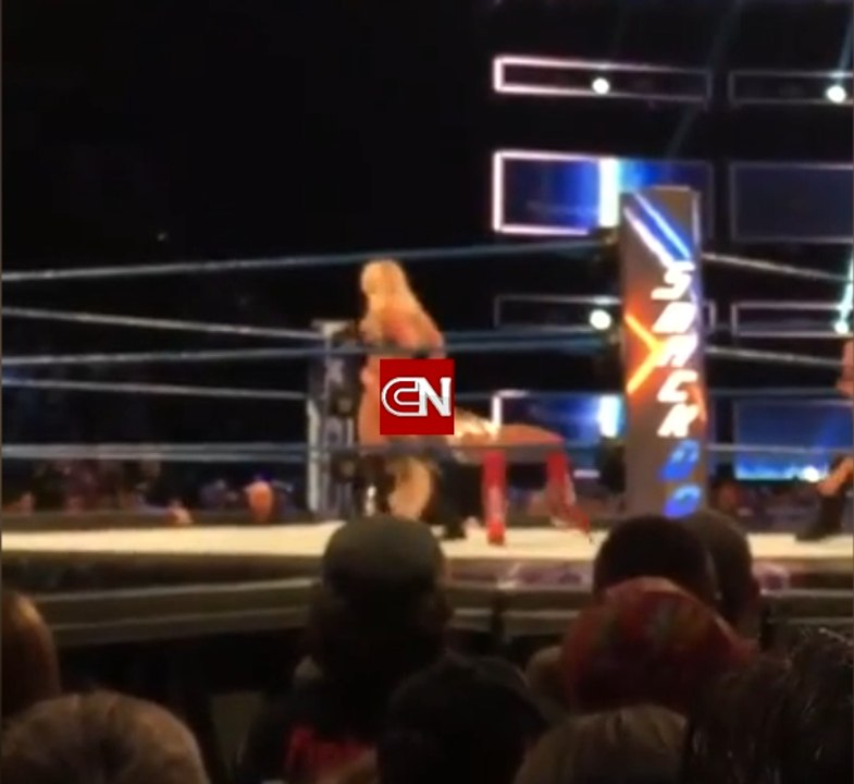 Lana expose les fesses de Charlotte Flair à la foule !