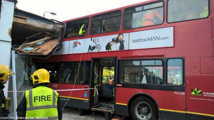 Londra: bus contro negozio in centro