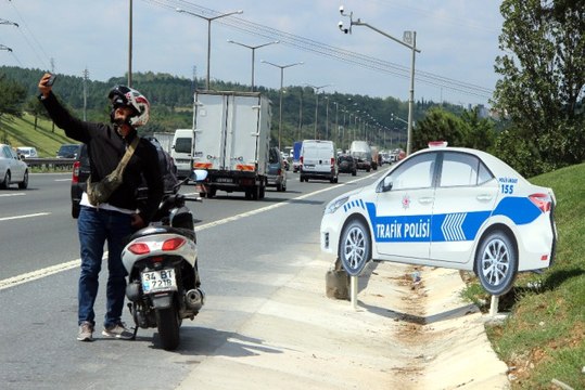 TEM Otoyolu'na Konulan Maket Polis Aracı, Görenleri Şaşkına Çeviriyor