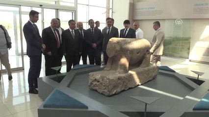 Milli Eğitim Bakanı Yılmaz, Ahlat Müzesi'ni Ziyaret Etti