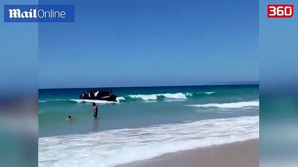 Turistet shikojne te shokuar ndersa nje grup emigrantesh zbarkojne ne bregdet (360video)