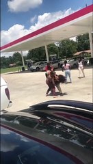 Six filles entrent dans une violente bagarre !