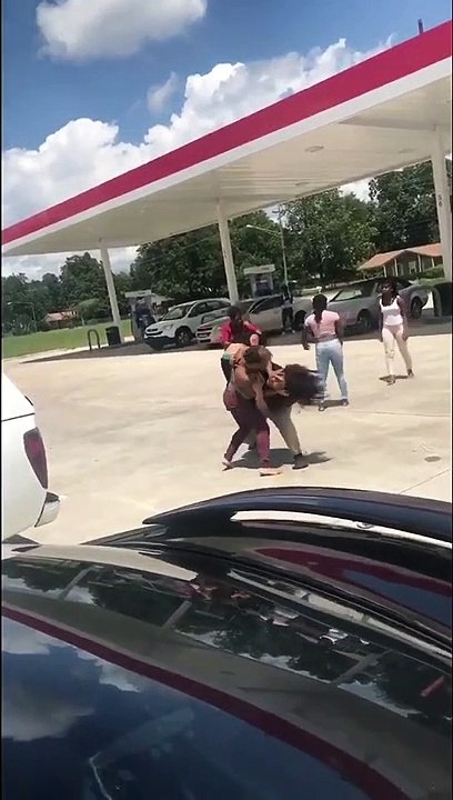 Six filles entrent dans une violente bagarre !