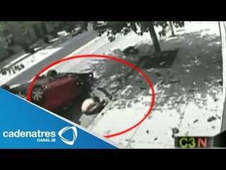 INCREÍBLE conductor vuelca su auto en Nueva York y sale ileso