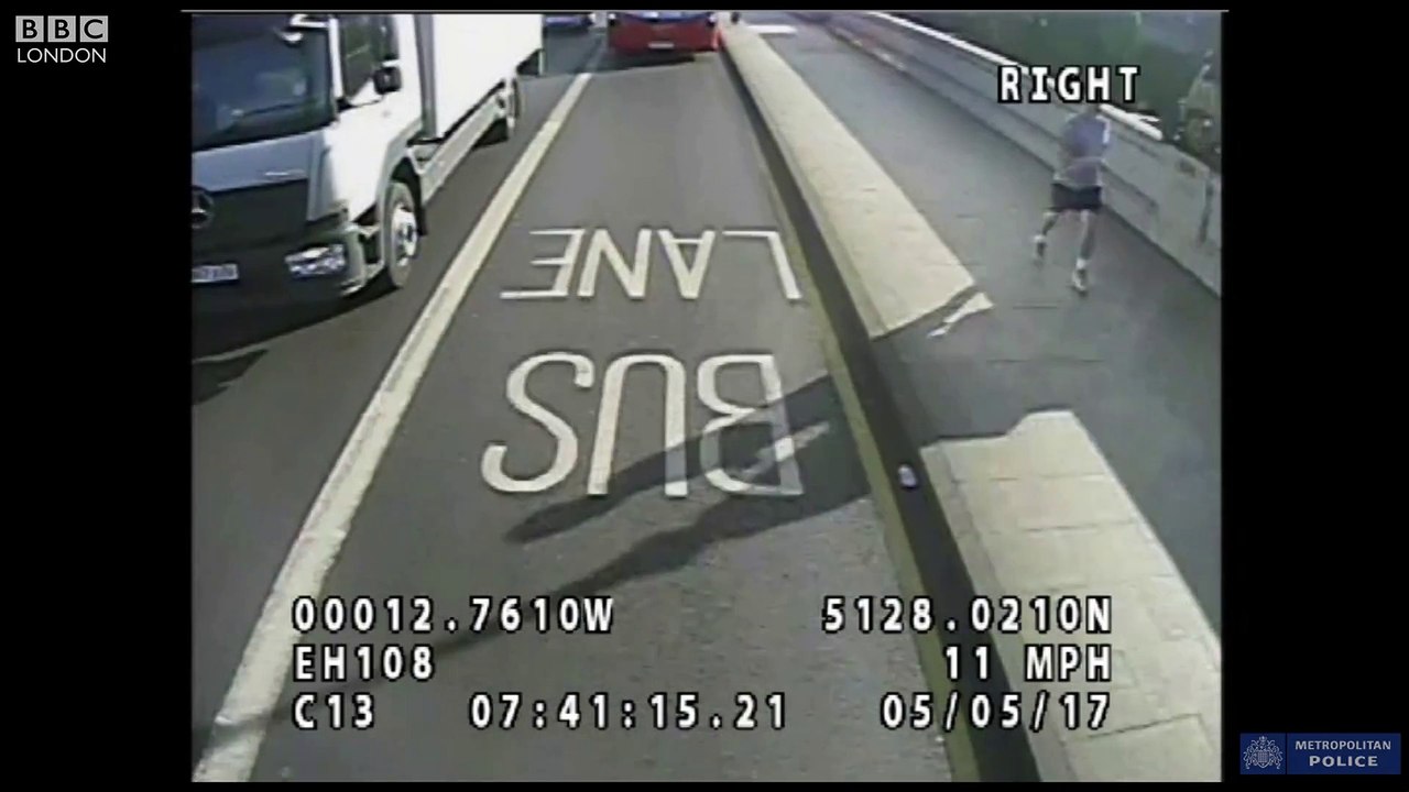 Corredor empurra pessoa para a frente do bus