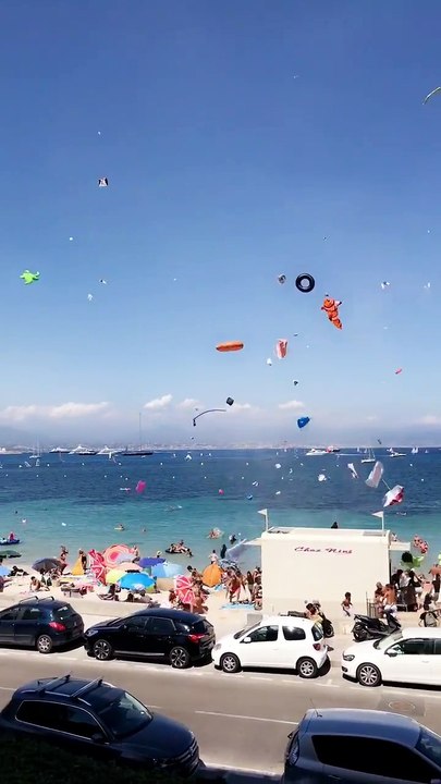 Antibes : Une mini tornade de bouées sur la plage de La Salis