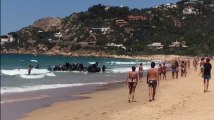 Des migrants débarquent sur une plage bondée de touristes en Andalousie