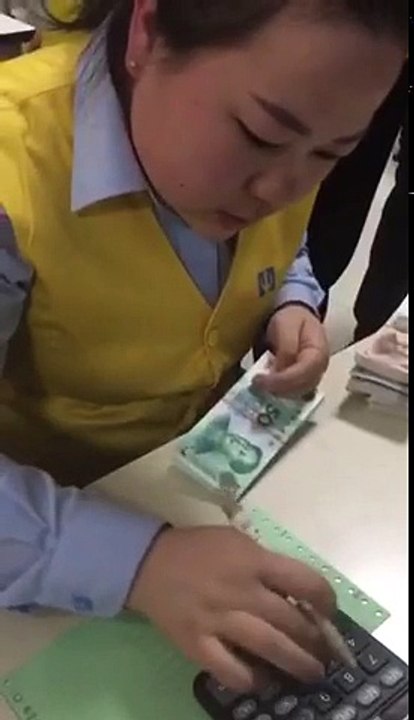 Elle compte les billets plus vite qu'une machine !