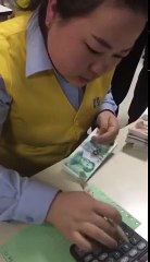 Elle compte les billets plus vite qu'une machine !