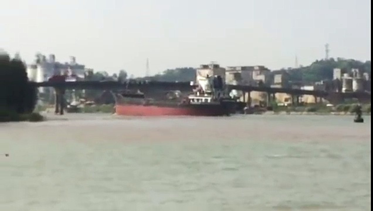 Bateau cargo vs pont