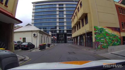 Instant karma pour le piéton.