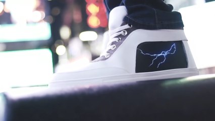 These sneakers change design with the touch of your smartphone