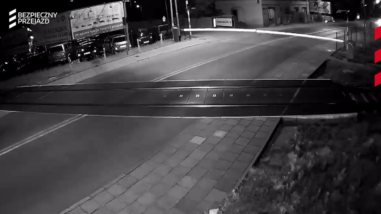 Un automóvil a alta velocidad casi choca con un tren en Polonia