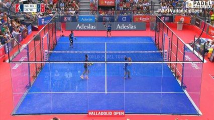 Contre défensif sur un smash au padel