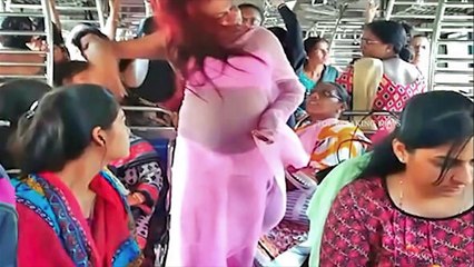 मुंबई की लोकल ट्रेन में ऐसी है महि�