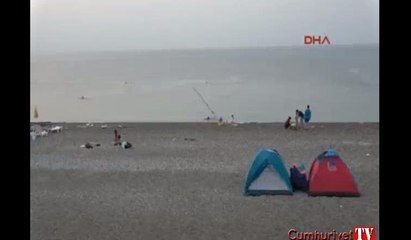 Antalya'da yüzde 98'lik nemden bunalanlar sahilde sabahladı