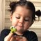 Brokoliyi İştahla Yiyen Minik Kız