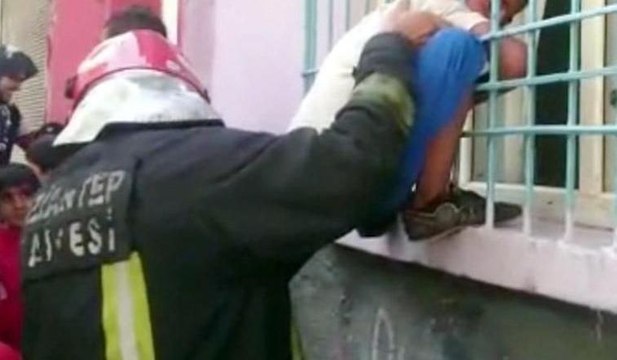 Pencere parmaklığına başı sıkışan çocuğu itfaiye kurtardı