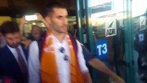Maxime Gonalons atterra a Fiumicino e mostra la sciarpa ai tifosi dicendo Forza Roma