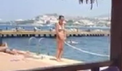 Sosyal medyada tartışma yaratan görüntü: Bikiniyle namaz kıldı