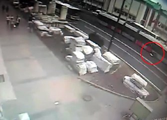 Laleli'de, İki Tramvayın Arasında Kalan Motosikletli Ölümden Döndü