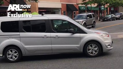 Déguisé en fauteuil il conduit une voiture "sans" conducteur !