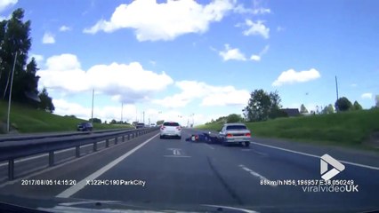 Ce motard manque de se faire rouler sur la tête après un mauvais freinage !