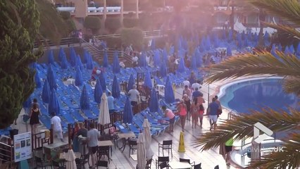 Course entre touristes pour avoir la meilleure chaise longue dans cet hôtel des Canaries !