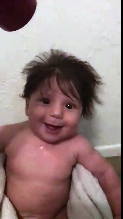 Séchage de cheveux d'un bébé filmé au ralenti.. tellement mignon !
