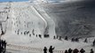 Course de centaines de VTT dévalant une piste de ski !! Chutes dans le virage...