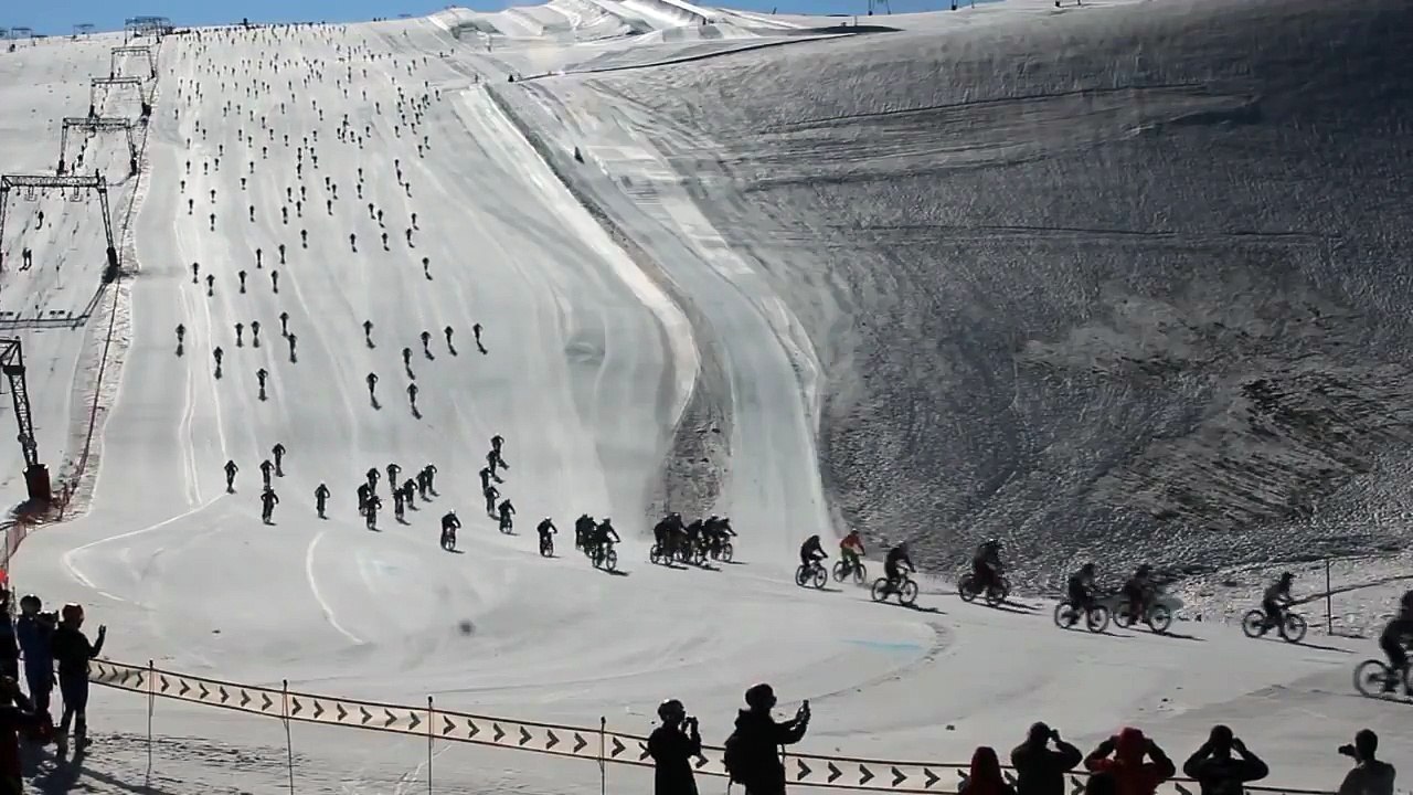 Course de centaines de VTT dévalant une piste de ski !! Chutes dans le virage...