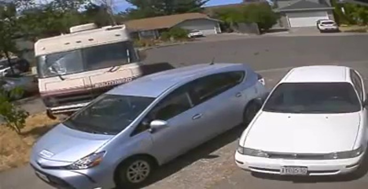 Il défonce une Prius en Camping-Car et prend la...