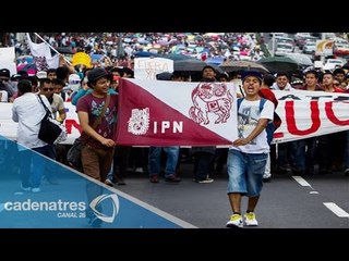 Marchan estudiantes del IPN hacia Tlatelolco