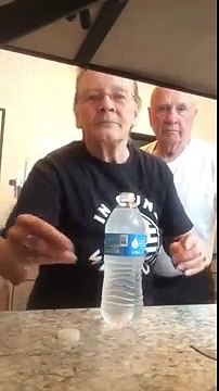Une mamie fait la blague de la bouteille d'eau à son mari