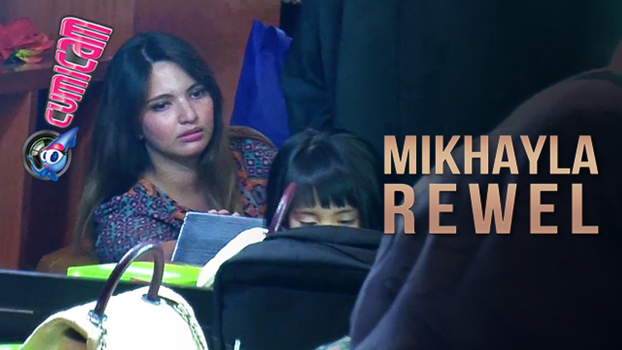 Make Up Jelang Pemotretan, Mikhayla Bikin Ribet Nia Ramadhani - Cumicam 11 Agustus 2017