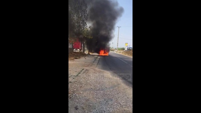 Tiranë, përfshihet nga flakët një makinë - Top Channel Albania - News - Lajme