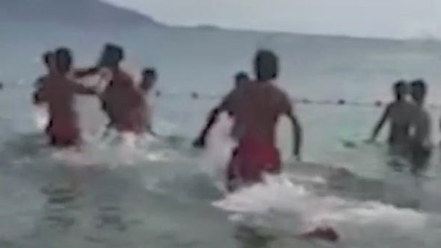 Açılmayın Uyarısına Aldırış Etmeyen Genç Adamı, Cankurtaranlar Tekme Tokat Dövdü