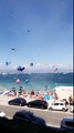 Une tornade de bouées surprend des touristes sur une plage d'Antibes